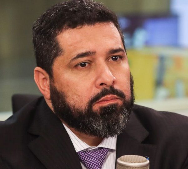 Após prejuízo bilionário, presidente dos Correios pede demissão