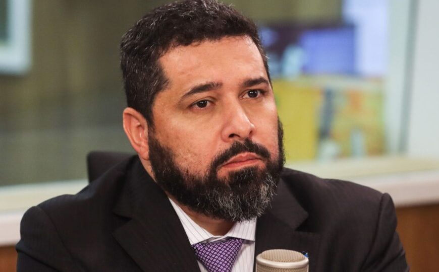 Após prejuízo bilionário, presidente dos Correios pede demissão