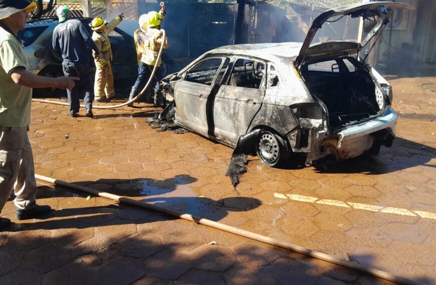 Ataque de pistoleiros deixou dois mortos e veículos incendiados na fronteira