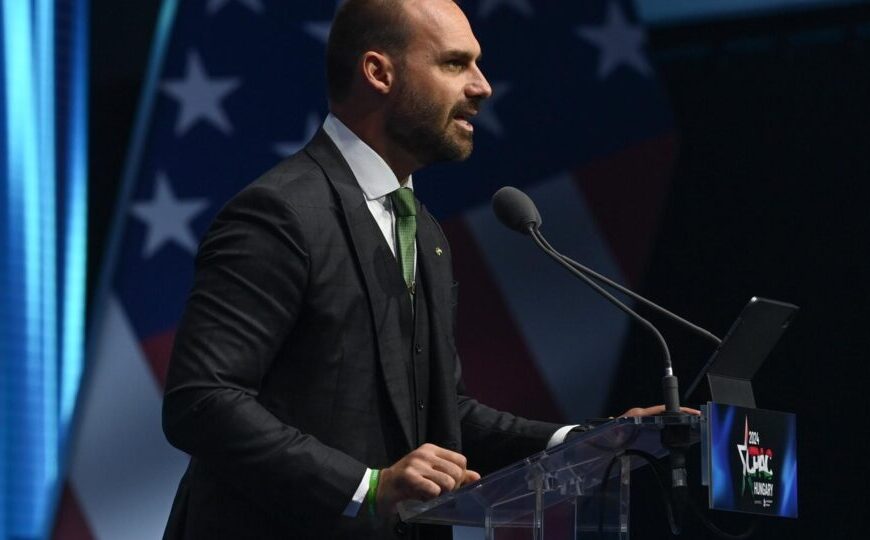 Eduardo defende tarifaço de Trump como resposta a “abusos” de Moraes