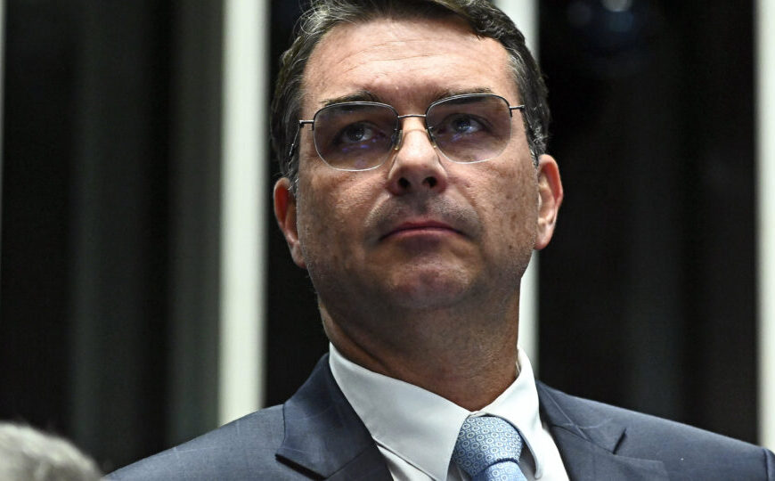 Flávio Bolsonaro diz que tarifa de Trump tem motivação política e volta a defender anistia