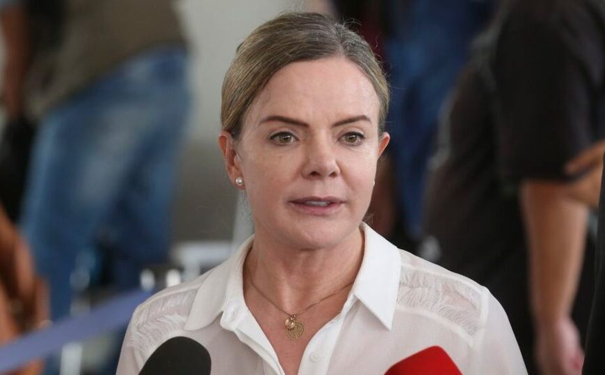 Bolsonaro coloca seus interesses acima do Brasil, diz Gleisi após carta de Trump