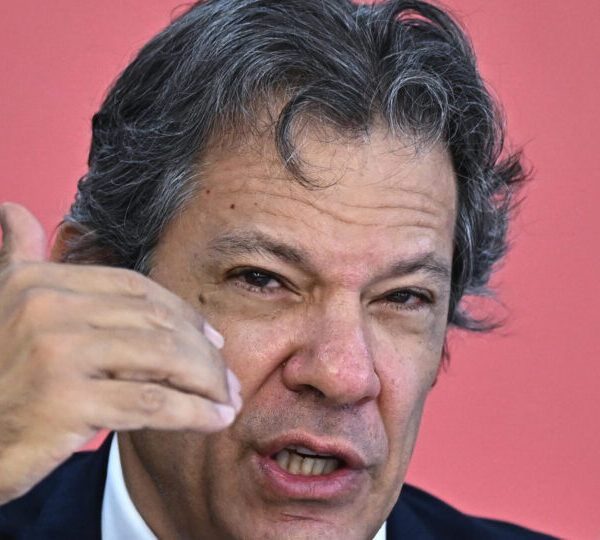 Haddad pede que família Bolsonaro saia do caminho&hellip;