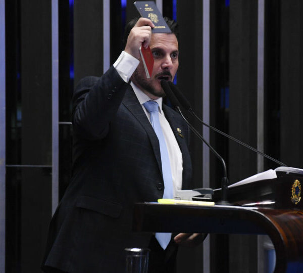 Senador Marcos do Val enfrenta Moraes e viaja&hellip;