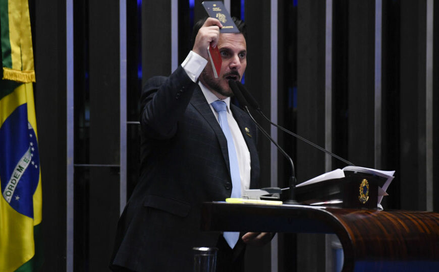 Senador Marcos do Val enfrenta Moraes e viaja&hellip;