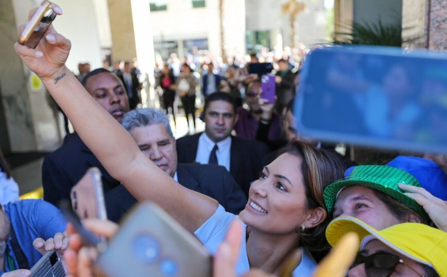 Michelle diz que Lula deve “assumir erros” e não se juntar a “movimentos ditadores”