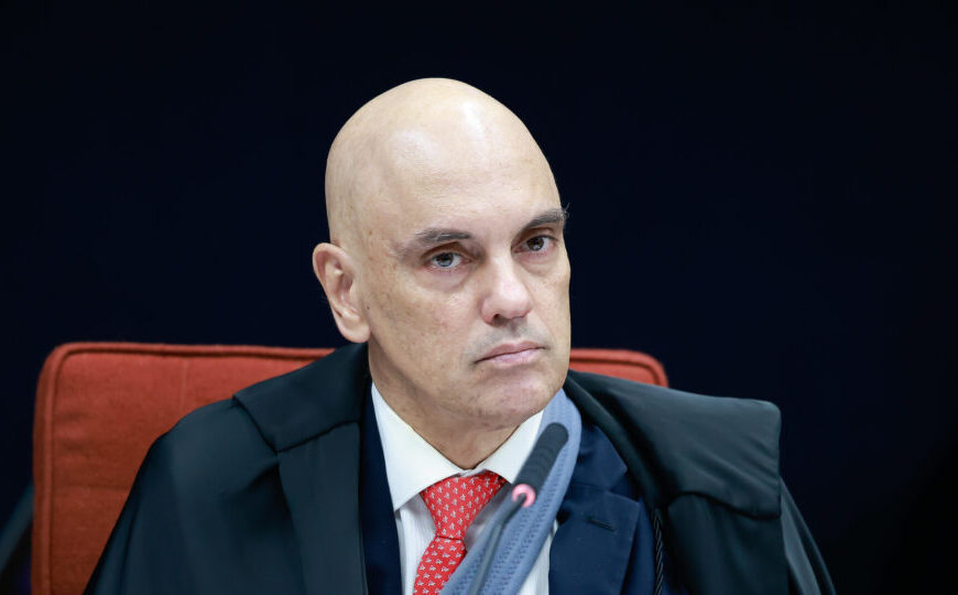 Moraes dá 24h para defesa de Bolsonaro explicar postagens nas redes e alerta sobre prisão