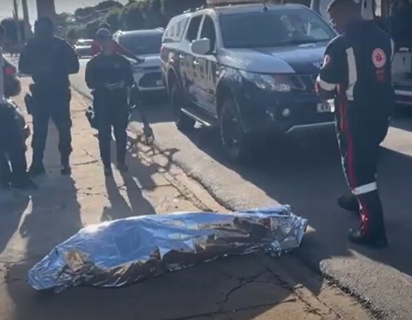 Homem surta, invade residência, entra embaixo de carro&hellip;