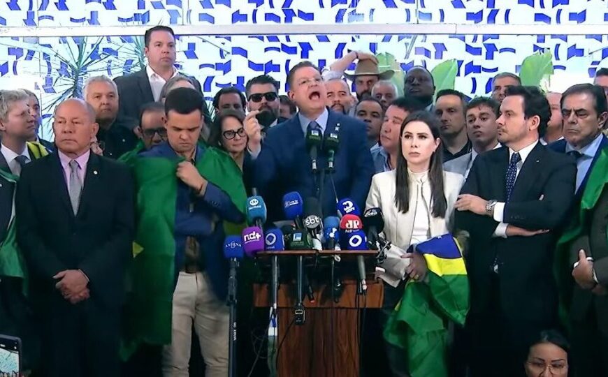 Oposição anuncia ofensiva pró-Bolsonaro com foco em impeachment de Moraes