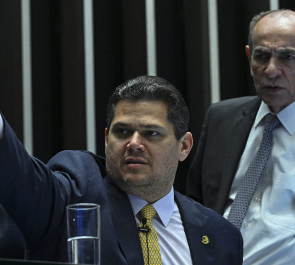 Senado adia votação da PEC que limita pagamento&hellip;