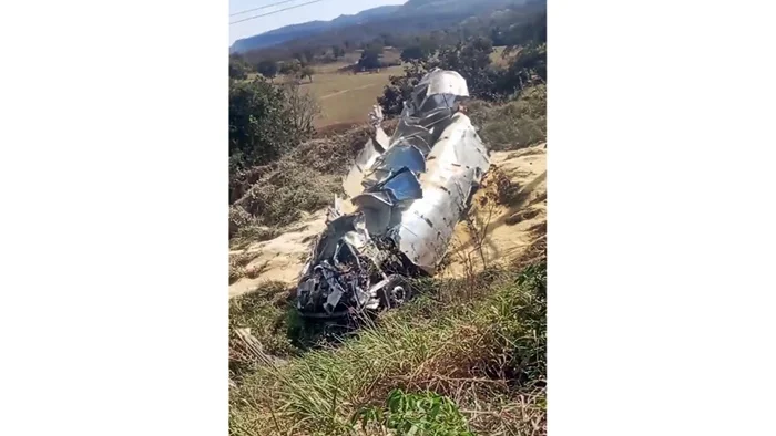 ASSISTA: Motorista morre após caminhão carregado com ração…