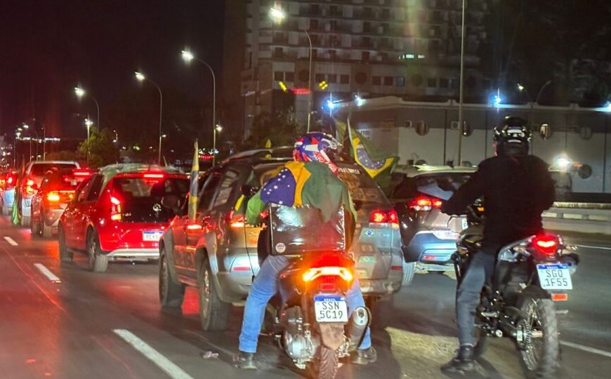 Manifestantes fazem buzinaço em Brasília pela queda de&hellip;