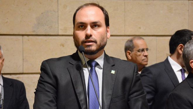 Carlos e Eduardo Bolsonaro criticam governadores da direita:…
