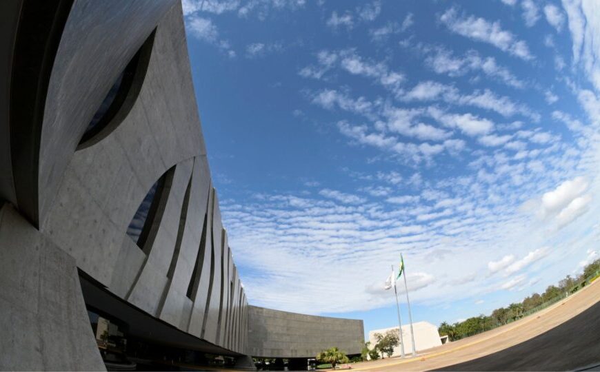 Câmara aprova criação de 330 cargos no STJ com custo anual de R$ 8,7 bilhões 