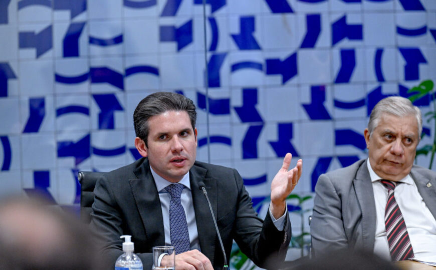 Motta inclui PEC da imunidade e do fim do foro na pauta da Câmara