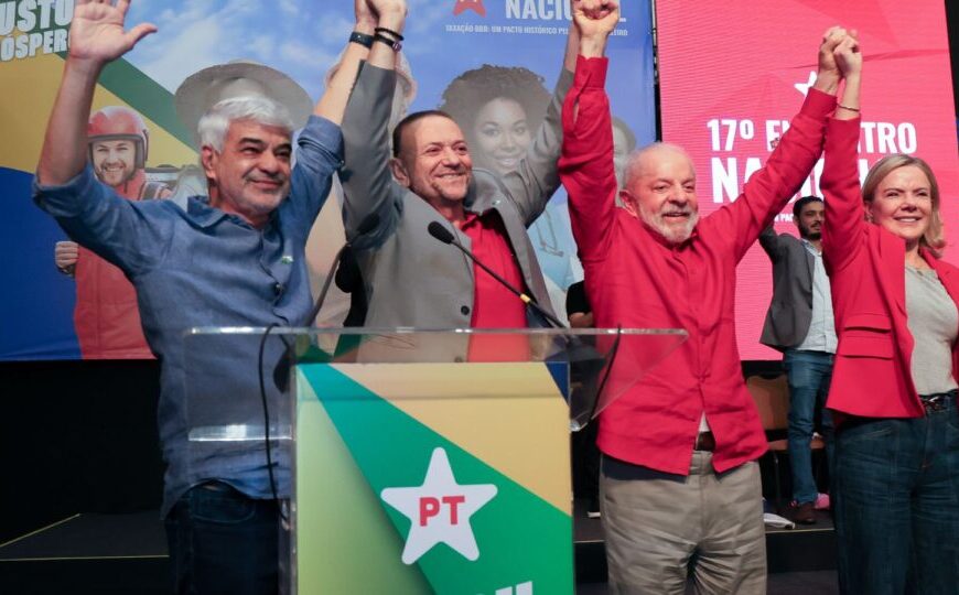 Em dia de protestos, Lula&hellip;