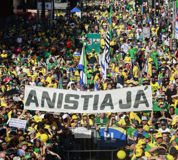 Oposição comemora sucesso dos atos que reuniram dezenas&hellip;