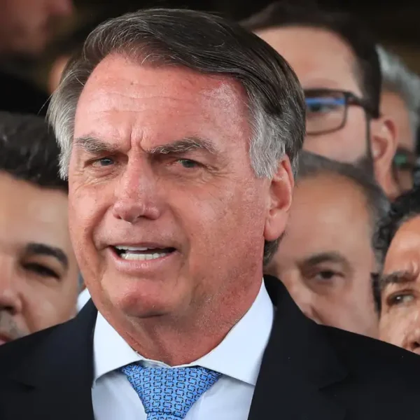 Bolsonaro nega tentativa de fuga e pede revogação…