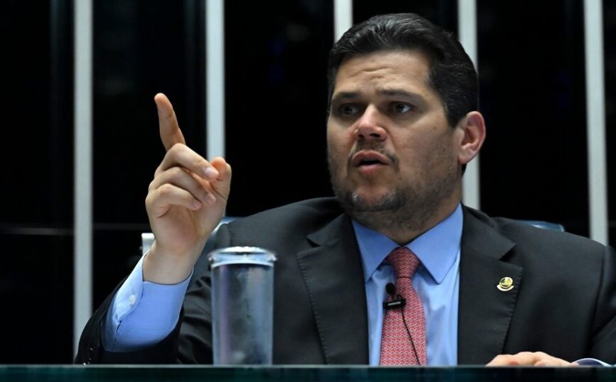 “Parem de criminalizar as emendas parlamentares”, pede Davi Alcolumbre