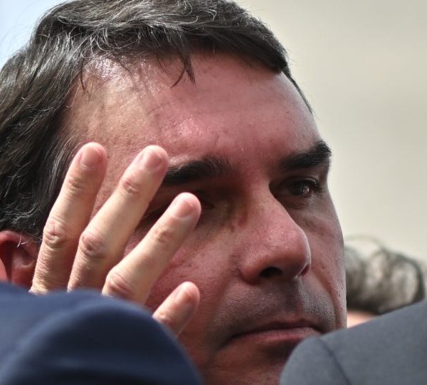 Flávio Bolsonaro diz que mãe e avós foram…