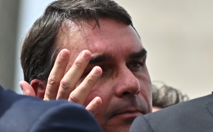 Flávio Bolsonaro diz que mãe e avós foram…