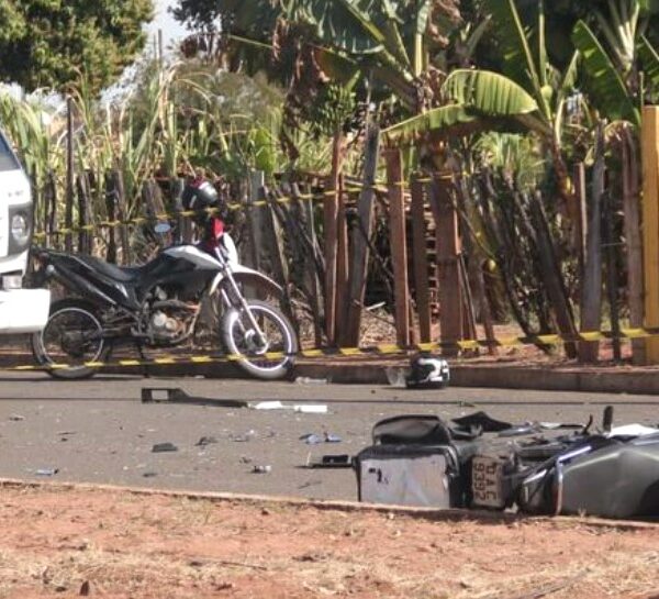 Motociclista colide de frente com caminhão e fica&hellip;