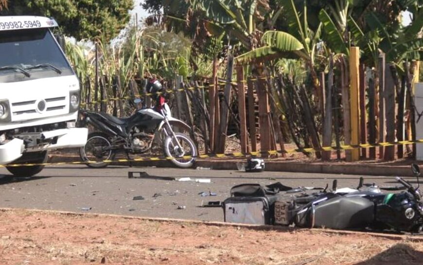Motociclista colide de frente com caminhão e fica…