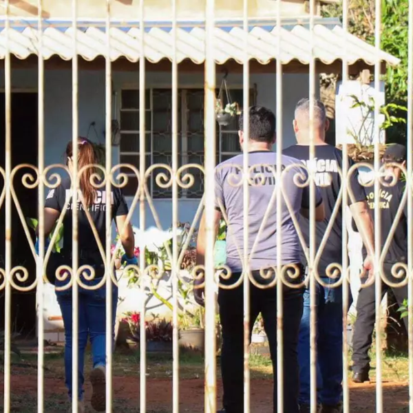 Pistolerios se passam por policiais, invadem casa e&hellip;