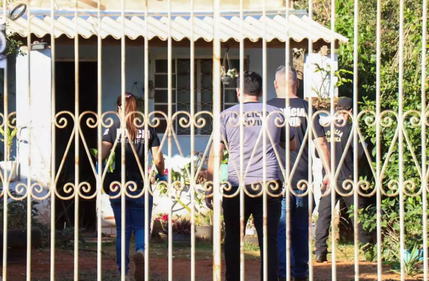 Pistolerios se passam por policiais, invadem casa e matam homem com 10 tiros