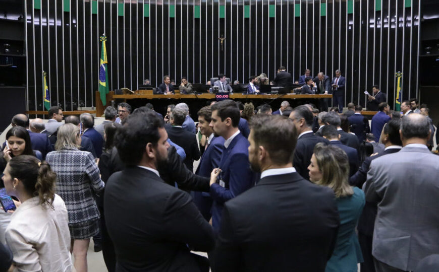 Deputados aprovam PL da Adultização, texto volta ao…