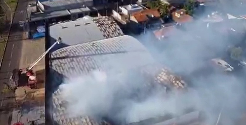 Incêndio destrói atacado de calçados&hellip;