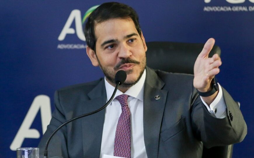 AGU pretende cobrar Bolsonaro e Eduardo…