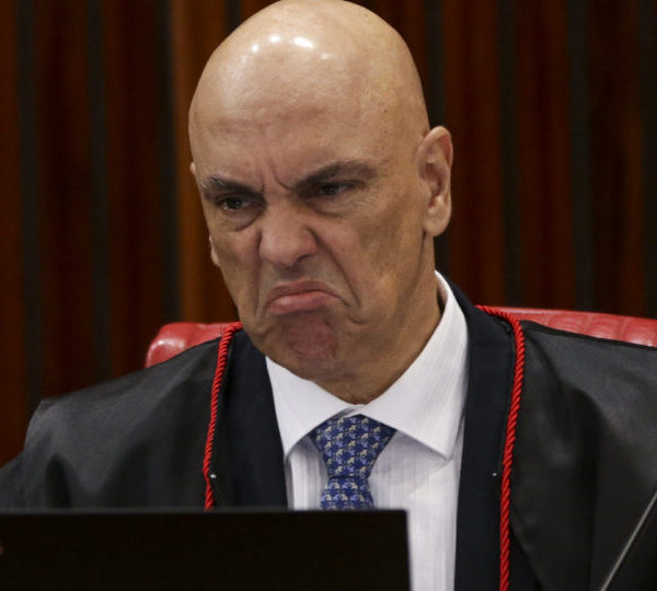 Instituições ignoram gesto obsceno de Moraes enquanto ex-ministro&hellip;