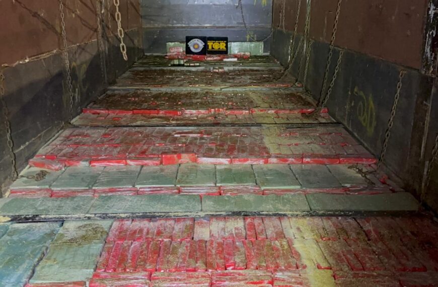 Carreta com placa do Paraguai é apreendida com quase 2,5 toneladas de maconha