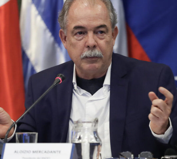 Mercadante presenteia ex-vice dos EUA com café e&hellip;