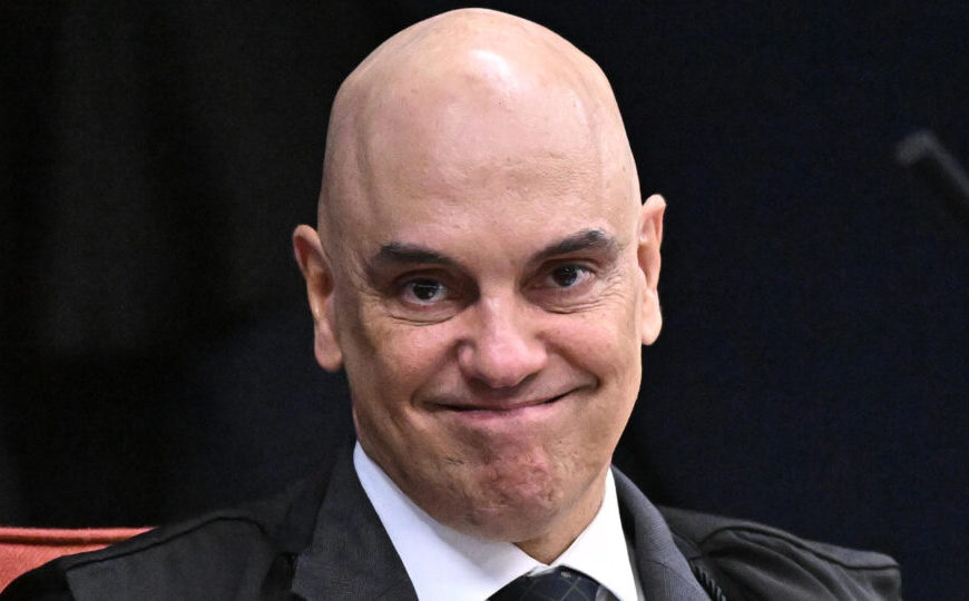 Moraes ordena policiamento na casa de Bolsonaro por “risco de fuga” após alerta de líder do PT
