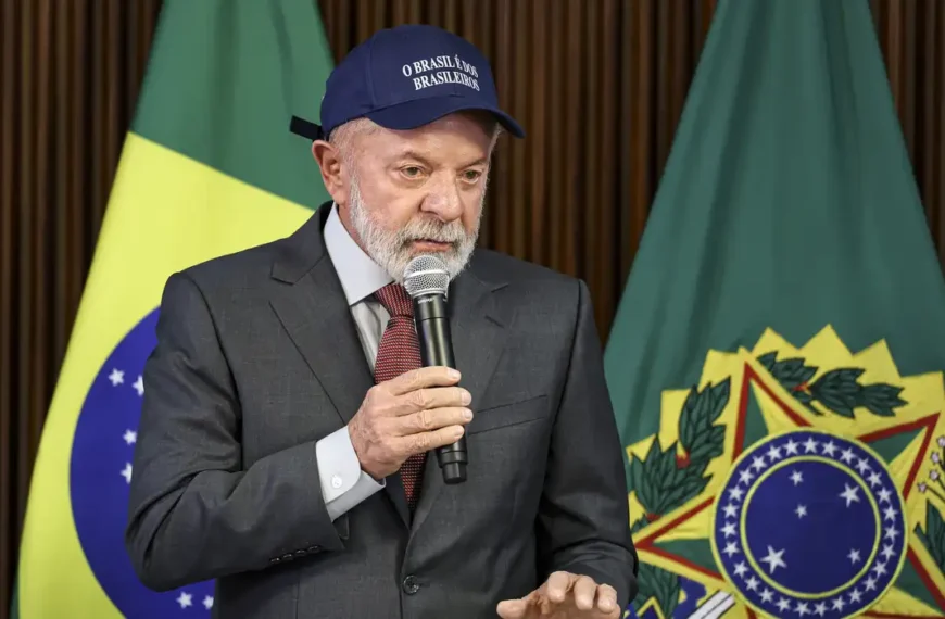 Lula defende regulação de big techs durante reunião ministerial