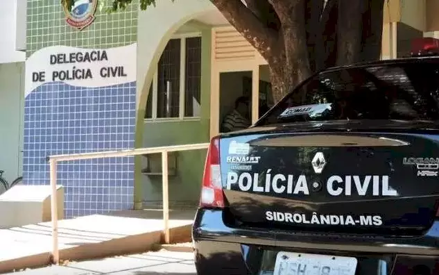 Mulher flagra homem nu deitado sobre o neto…