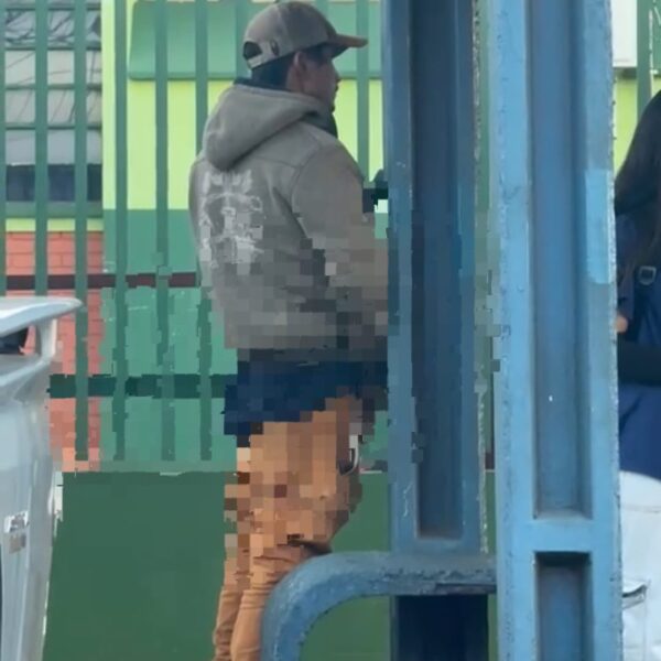 Ex-aluno é filmado se masturbando na saída de&hellip;