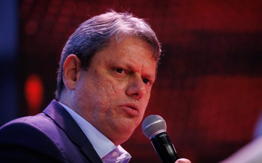 Tarcísio defende “entregar algumas vitórias” a Trump para…