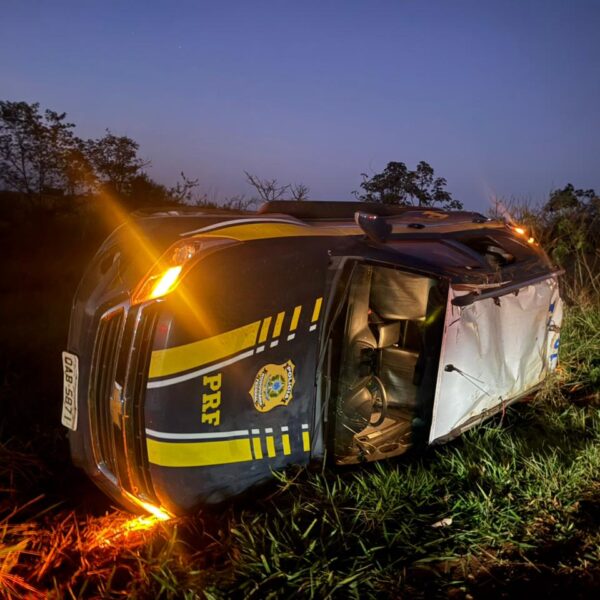 Viatura da PRF capota durante perseguição na BR-267,&hellip;