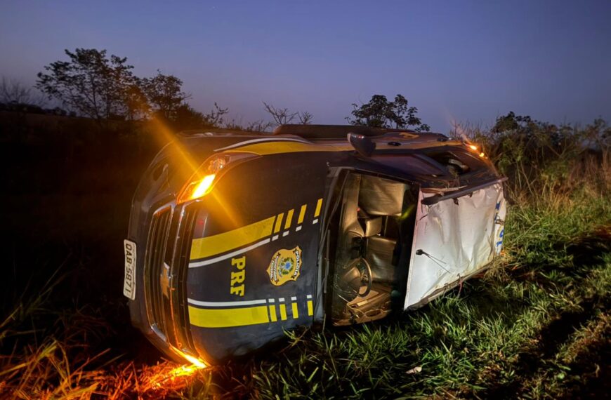 Viatura da PRF capota durante perseguição na BR-267,…