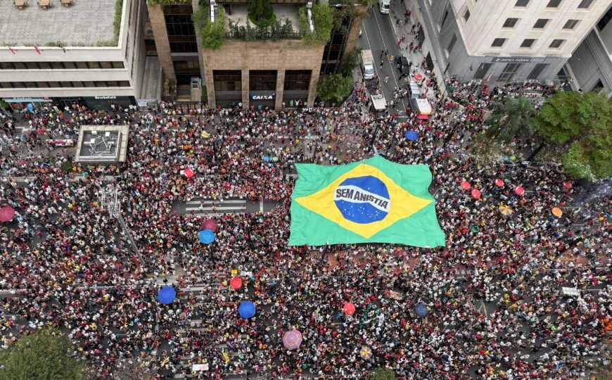 Veja imagens dos atos da esquerda contra a anistia e a PEC da Imunidade