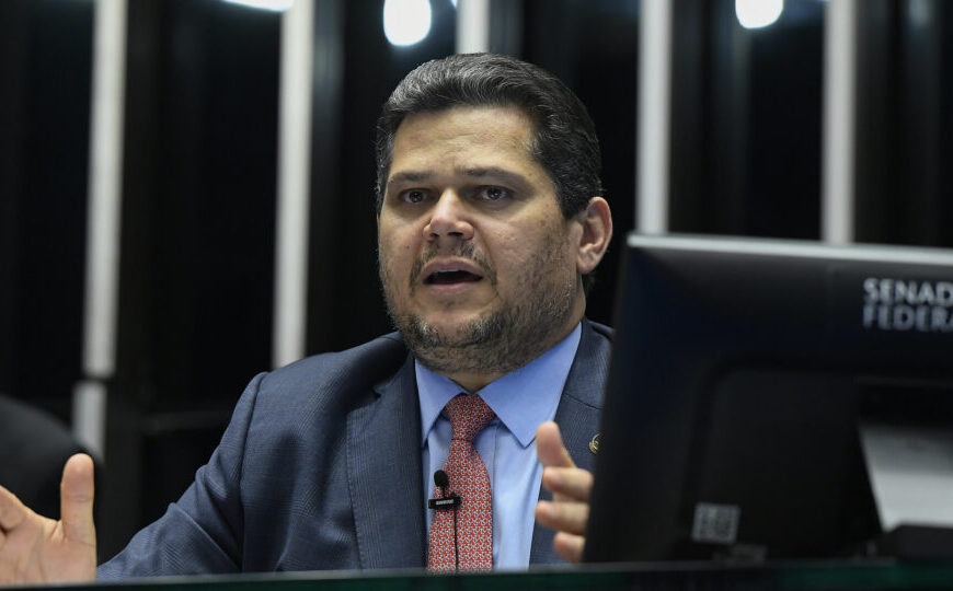 Alcolumbre reclama da oposição, critica Eduardo e diz&hellip;