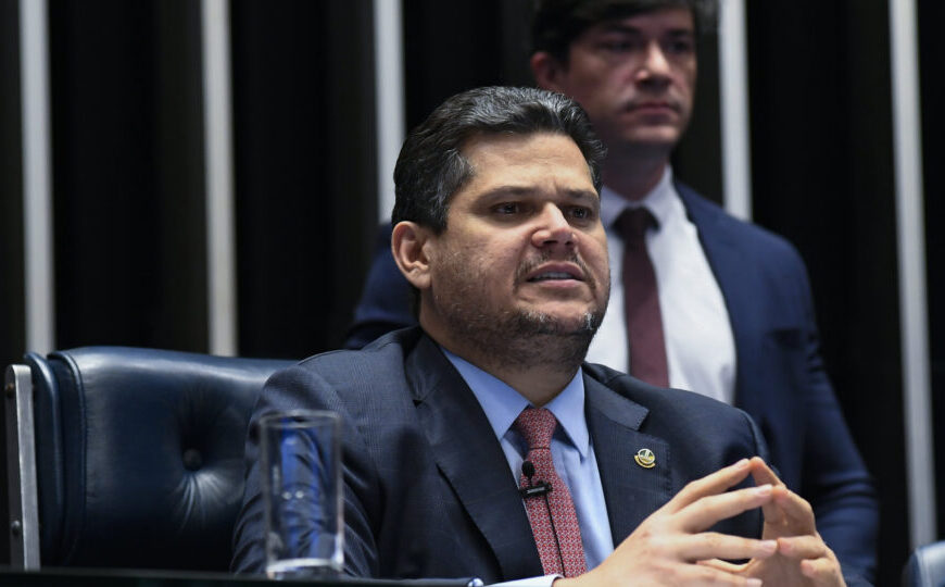 Alcolumbre pede que STF adie mudanças na composição da Câmara