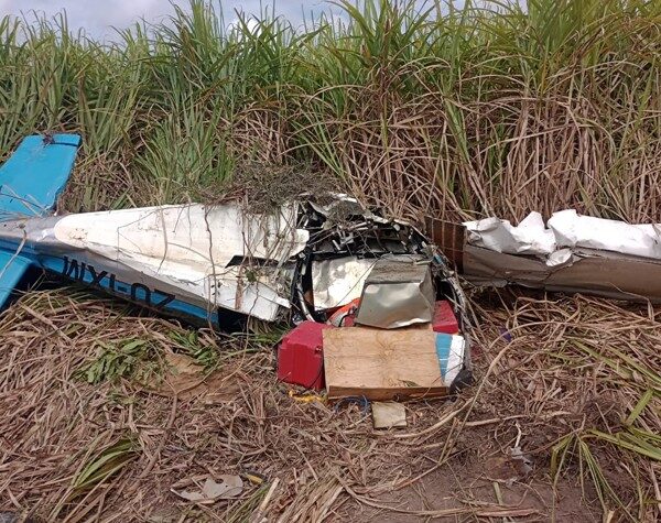 Avião com cocaína cai em canavial e piloto&hellip;