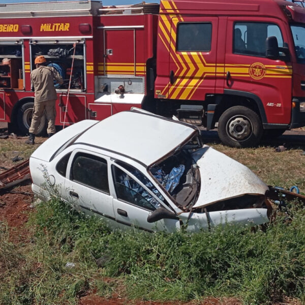 Batida frontal mata um e deixa outro ferido&hellip;