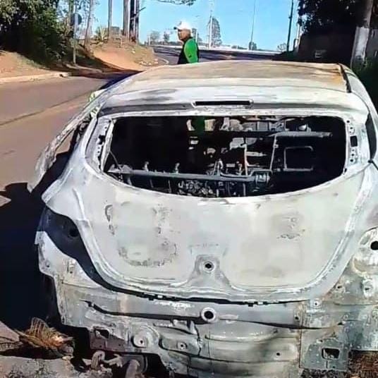 Policiais da fronteira investigam se carro encontrado queimado foi usado em execução