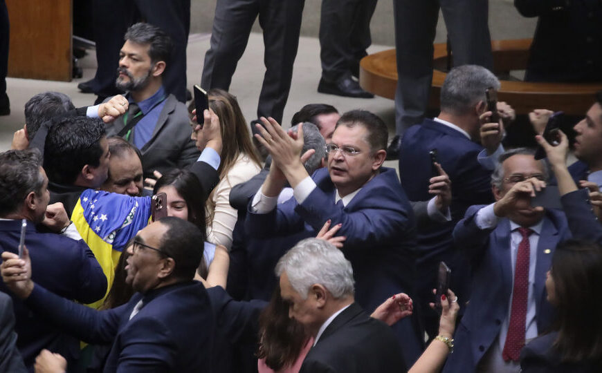 Veja como cada deputado votou no pedido de urgência da anistia