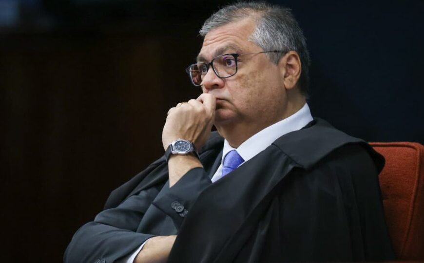 Sem citar Eduardo, Dino afirma que mandato de deputado não pode ser 100% remoto